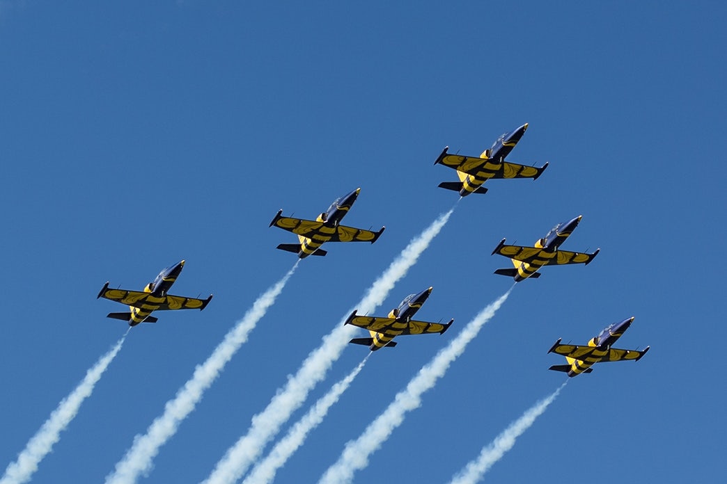 group of stunt planes flying through the sky as a metaphor for a strong sales team being led by a strong sales leader who has built the right skills and processes to drive success.